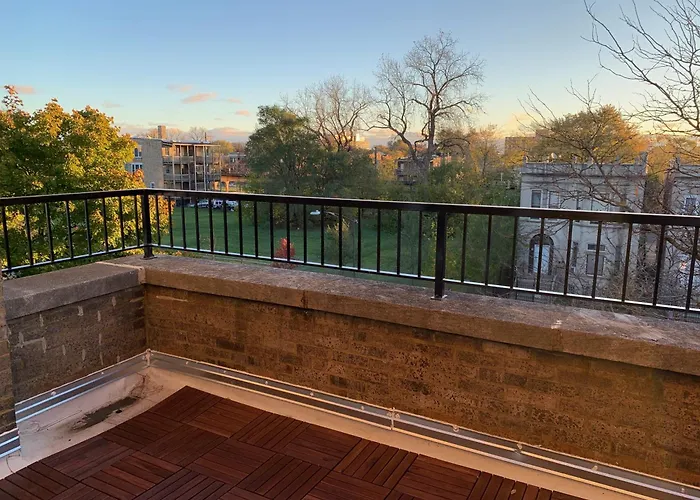 Entire With Private Balcony * Чикаго