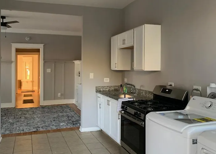 Entire With Private Balcony * Чикаго