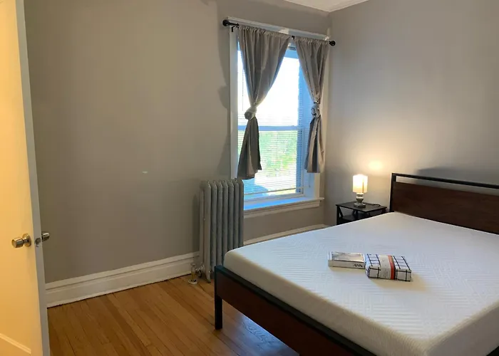 Entire With Private Balcony * Чикаго